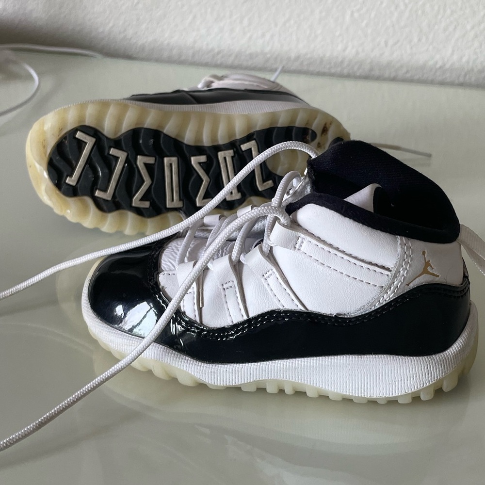 Nike Jordan 11 Retro Kids' Sneakers - Black and White
